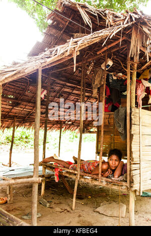 Philippinen, Palawan, Barangay region, junge Batak Frau in ihrem Haus in kalakwasan Dorf liegt Stockfoto