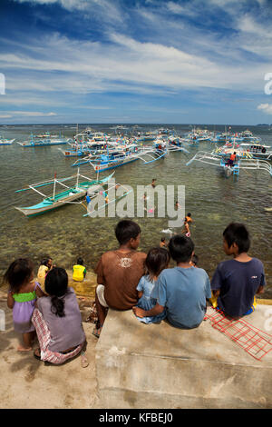 Philippinen, Palawan, Sabang, Boote in sabang Menschen zu sese finden Sie in der U-Bahn Fluss Stockfoto