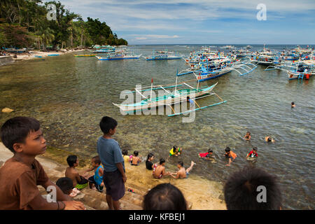 Philippinen, Palawan, Sabang, Boote in sabang Menschen zu sese finden Sie in der U-Bahn Fluss Stockfoto