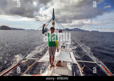 Philippinen, Palawan El Nido Lagen Island, Deck, hand Eric sehen Sie sich auf einer Reise von Lagen der Insel in der Bucht von Miniloc Bacuit im Südchinesischen Meer hält Stockfoto