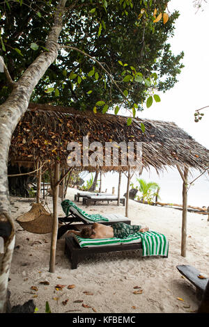 Philippinen, palawan El Nido, entalula Insel, eine Frau nimmt einen Rest auf entalula Insel bacuit Bay in das Südchinesische Meer Stockfoto