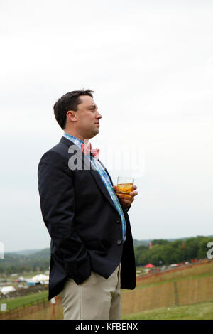 USA, Tennessee, Nashville, Irokesen Hindernislauf, ein junger Mann, der Getränke Tennessee Whisky Stockfoto