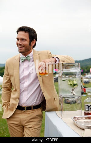 USA, Tennessee, Nashville, Irokesen Hindernislauf, ein junger Mann steht ein Buffet Tisch Stockfoto