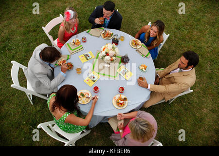 USA, Tennessee, Nashville, Irokesen Steeplechase, Freunde genießen Sie eine Mahlzeit und jeder des anderen Firma Stockfoto