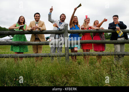 Usa, Tennessee, Nashville, Irokesen steeplechase, Freunde jubeln auf einem Rennen Stockfoto