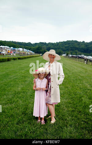USA, Tennessee, Nashville, Irokesen Steeplechase, eine Mutter und eine Tochter zu Fuß auf der Strecke zwischen den Rennen Stockfoto