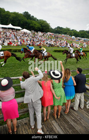 Usa, Tennessee, Nashville, Irokesen steeplechase, Zuschauer verfolgen und Beifall auf Pferde während der ersten Rennen des Tages Stockfoto