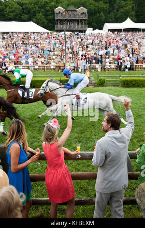 Usa, Tennessee, Nashville, Irokesen steeplechase, Zuschauer verfolgen und Beifall auf Pferde während der ersten Rennen des Tages Stockfoto