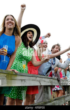 USA, Tennessee, Nashville, Irokesen Steeplechase, Zuschauer jubeln auf Rennen Nummer drei Stockfoto