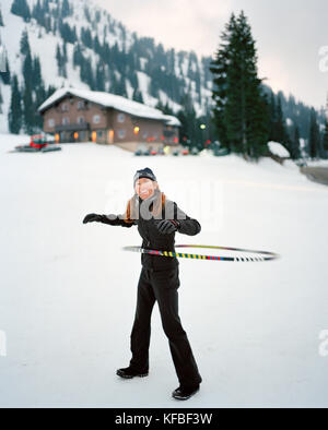 Usa, Utah, Frau spielen im Schnee hooping hula, Alta ski Resort Stockfoto