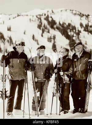 Usa, Utah, Portrait von alten Freunden holding Skier und Stöcke, 80 + Ski Club, Alta ski resort (b&w) Stockfoto