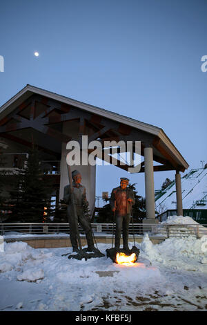 Usa, Utah, Park City, Bronze Skulpturen der Skifahrer im Utah Olympic Park Stockfoto