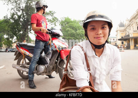 VIETNAM, Hanoi, ein junges Paar rumhängen auf der Straße im Zentrum der Stadt Stockfoto