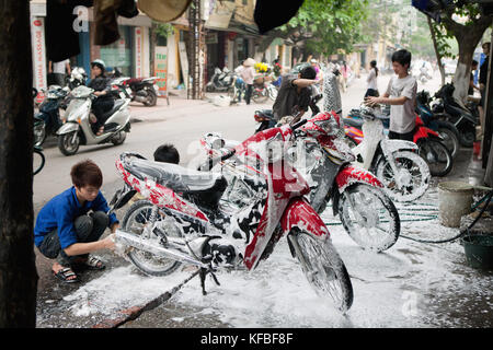 VIETNAM, Hanoi, jungen Waschen, Detail und saubere Mopeds Stockfoto
