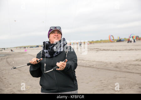 USA, Washington State, Long Beach Halbinsel, internationale Drachenfest, Angela Hendricks ihre Drachen fliegen Stockfoto