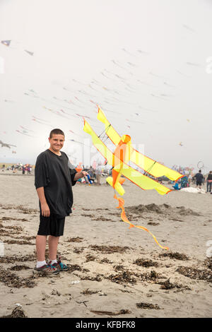 Usa, Washington State, Long Beach Halbinsel, ein Junge mit seinem Doppeldecker Drachen an der International Kite Festival Stockfoto