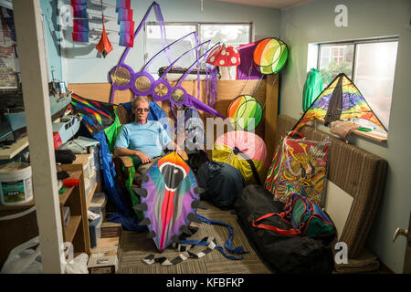 Usa, Washington State, Long Beach Halbinsel, internationale Drachenfest, kite Flyer, Sammler und Builder in seinem Haus in Long Beach, besitzt er 300 Kit Stockfoto