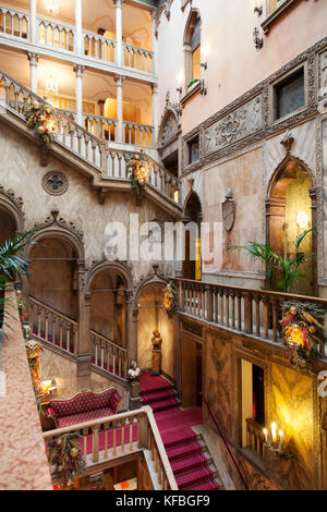 Italien, Venedig. Ein Blick auf die Treppe in der Lobby des Hotel Danieli. Stockfoto