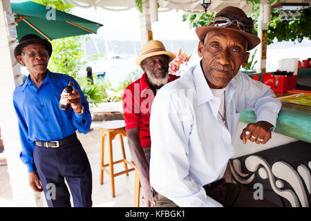 Jamaika Port Antonio. Die Jolly Boys, ein Mento band, Getränke an marybelle's Pub in auf der Pier. Stockfoto