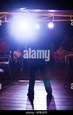 Jamaika Port Antonio. Albert Minott Der Jolly Boys durchführen an den Bush Bar, Geejam Hotel. Stockfoto