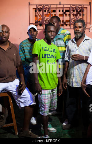 Jamaika Port Antonio. Einheimische trinken an der Boundbrook Bar. Stockfoto