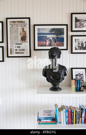 Jamaika Oracabessa. Die Lobby mit Fotos von Ian Fleming und James Bond Goldeneye Hotel und Resort. Stockfoto