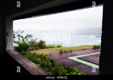 Jamaika, Ocho Rios. Blick auf die Küste von einem Fenster bei Firefly, das Haus der Dramatiker Noel Coward. Stockfoto