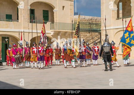 Soldaten bei der Parade in Guardia in historischen Uniformen im Fort St. Elmo, Valletta, Malta | Soldaten des historischen Re-enactment in Guardia par Stockfoto