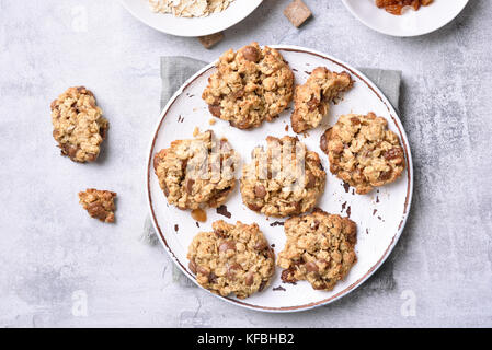 Oatmeal Cookies auf die Platte über der grauen Stein Hintergrund, Ansicht von oben Stockfoto