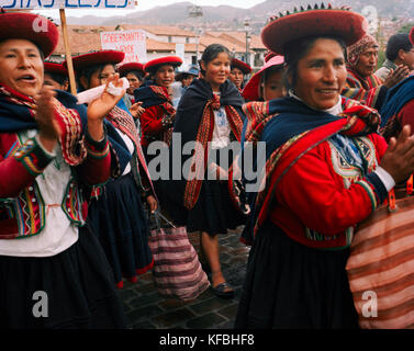 Cusco, Peru, Südamerika, Lateinamerika, große Gruppe von einheimischen Frauen in einem Protestmarsch in der Plaza De Armas in Cusco. Stockfoto