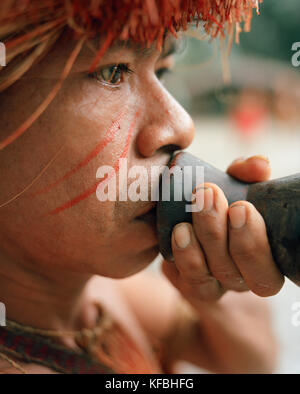 PERU, Regenwald des Amazonas, Südamerika, Lateinamerika, tribal Mann hält eine blaspistole. Er ist Teil der Yagua Stamm. Stockfoto