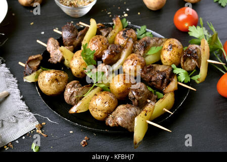 Grill vom Huhn Leber, Kartoffeln und Paprika. Lecker bbq Spieße Stockfoto
