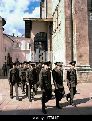 Russland, Moskau, Kreml, Soldaten marschieren mit Gebäude im Hintergrund Stockfoto