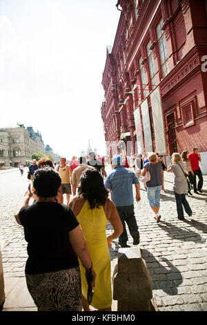 Russland, Moskau. Touristen und Einheimische wandern in Red Square. Stockfoto