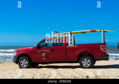 Newport Beach Feuer und Rettungsschwimmer Pickup Truck am Sandstrand geparkt. Stockfoto