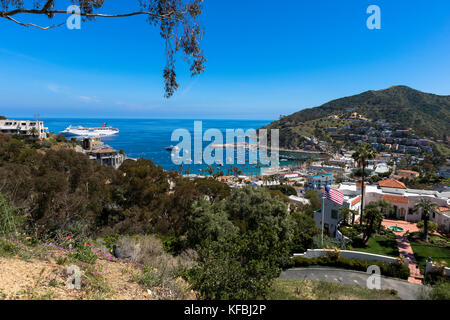 Blick auf die Boote im Avalon Bay verankert, und die Küste von Santa Catalina Island Kalifornien 2017 Stockfoto