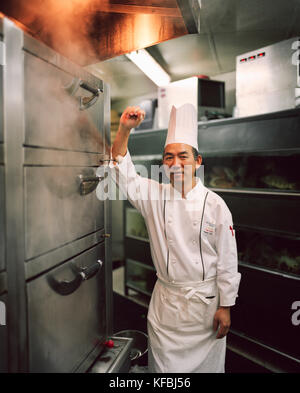 Singapur, Asien, Portrait von Happy Chef von Ofen bei Orchard Hotel Stockfoto