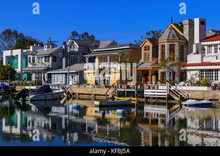 Blick auf die Häuser und Boote, die den Canal Grande Balboa Island Kalifornien Stockfoto