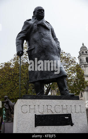 London, Großbritannien. 26 Okt, 2017. Band wieder über Graffiti einschließlich Gefängnis" die Worte "und Nazi camps angewendet werden, die gleiche Sache", die am 24. Oktober auf der Statue von Sir Winston Churchill gegenüber dem Palast von Westminster in Parliament Square erschienen. die Polizei einen Mann um ca. 21.45 Uhr am 24. Oktober verhaftet wegen des Verdachts der Sachbeschädigung. Credit: Mark kerrison/alamy leben Nachrichten Stockfoto