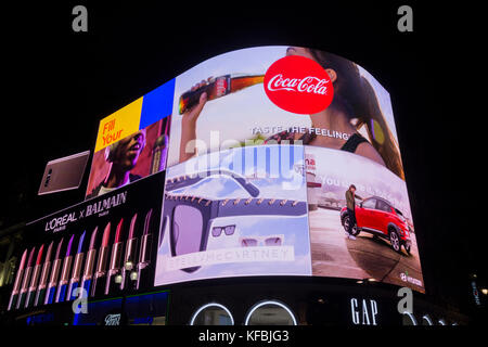 Der Welt-berühmten Piccadilly Lichter, wie die Kurve bekannt und durch Landsec besaß, wurden Zurück Nach einem High-tech-umarbeitung am 26. Oktober 2017 abgeschaltet, nach 9 Monaten der Dunkelheit. Stockfoto