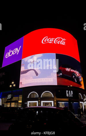 Der Welt-berühmten Piccadilly Lichter, wie die Kurve bekannt und durch Landsec besaß, wurden Zurück Nach einem High-tech-umarbeitung am 26. Oktober 2017 abgeschaltet, nach 9 Monaten der Dunkelheit. Stockfoto