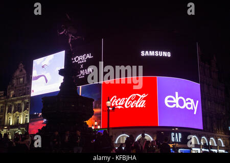 Der Welt-berühmten Piccadilly Lichter, wie die Kurve bekannt und durch Landsec besaß, wurden Zurück Nach einem High-tech-umarbeitung am 26. Oktober 2017 abgeschaltet, nach 9 Monaten der Dunkelheit. Stockfoto