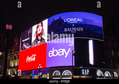 Der Welt-berühmten Piccadilly Lichter, wie die Kurve bekannt und durch Landsec besaß, wurden Zurück Nach einem High-tech-umarbeitung am 26. Oktober 2017 abgeschaltet, nach 9 Monaten der Dunkelheit. Stockfoto