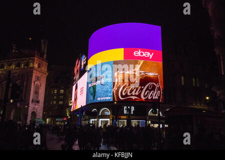 Der Welt-berühmten Piccadilly Lichter, wie die Kurve bekannt und durch Landsec besaß, wurden Zurück Nach einem High-tech-umarbeitung am 26. Oktober 2017 abgeschaltet, nach 9 Monaten der Dunkelheit. Stockfoto