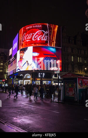 Der Welt-berühmten Piccadilly Lichter, wie die Kurve bekannt und durch Landsec besaß, wurden Zurück Nach einem High-tech-umarbeitung am 26. Oktober 2017 abgeschaltet, nach 9 Monaten der Dunkelheit. Stockfoto