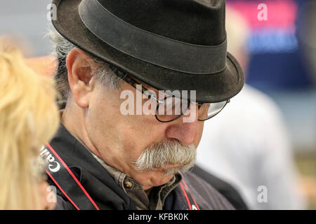 New York, USA. 26. Oktober 2017. Die Menschen versuchen, Kameras und Objektive von Canon an Canon stand Angeboten bei Foto Expo bei Javits Center in Manhattan. Credit: Roman tiraspolsky/alamy leben Nachrichten Stockfoto