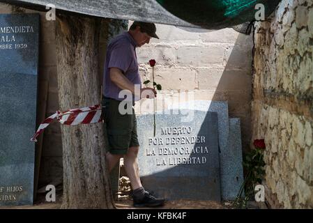 Guadalajara, Spanien. Mai 2017. Ein Mann nimmt an einer Hommage der Mitglieder der norwegischen Elektrikergewerkschaft an die Opfer Teil. Timoteo Mendieta Alcala wurde am 16. November 1939 an der Friedhofsmauer von Guadalajara hingerichtet – eine von schätzungsweise 822 Hinrichtungen, die von 1939 bis 1944 auf dem Friedhof durchgeführt wurden. Der Vater von sieben Jahren war der örtliche Führer der sozialistischen UGT-union im Dorf Sacedon, wo er als Metzger gearbeitet hatte. Während der Franco-Ära wagte es seine Familie nicht, seine sterblichen Überreste aus dem Grab zu entfernen, in dem er und 21 weitere Männer begraben wurden. (Kredit-Imag Stockfoto