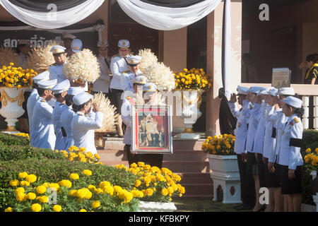 Buriram, Thailand - 26. Oktober 2017: Die thailändische Regierung Offizier in Dress Uniform tragen Blumen als Zeichen des Respekts gegenüber Ende der thailändische König Bhumibol Adulyadej in buriram Rajabhat University. Credit: chalermwut comemuang/alamy leben Nachrichten Stockfoto