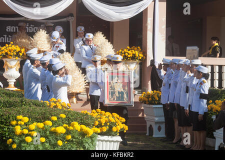 Buriram, Thailand - 26. Oktober 2017: Die thailändische Regierung Offizier in Dress Uniform tragen Blumen als Zeichen des Respekts gegenüber Ende der thailändische König Bhumibol Adulyadej in buriram Rajabhat University. Credit: chalermwut comemuang/alamy leben Nachrichten Stockfoto