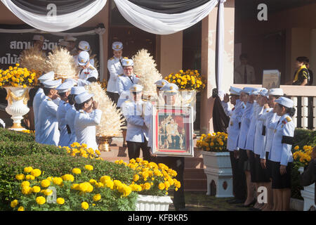 Buriram, Thailand - 26. Oktober 2017: Die thailändische Regierung Offizier in Dress Uniform tragen Blumen als Zeichen des Respekts gegenüber Ende der thailändische König Bhumibol Adulyadej in buriram Rajabhat University. Credit: chalermwut comemuang/alamy leben Nachrichten Stockfoto